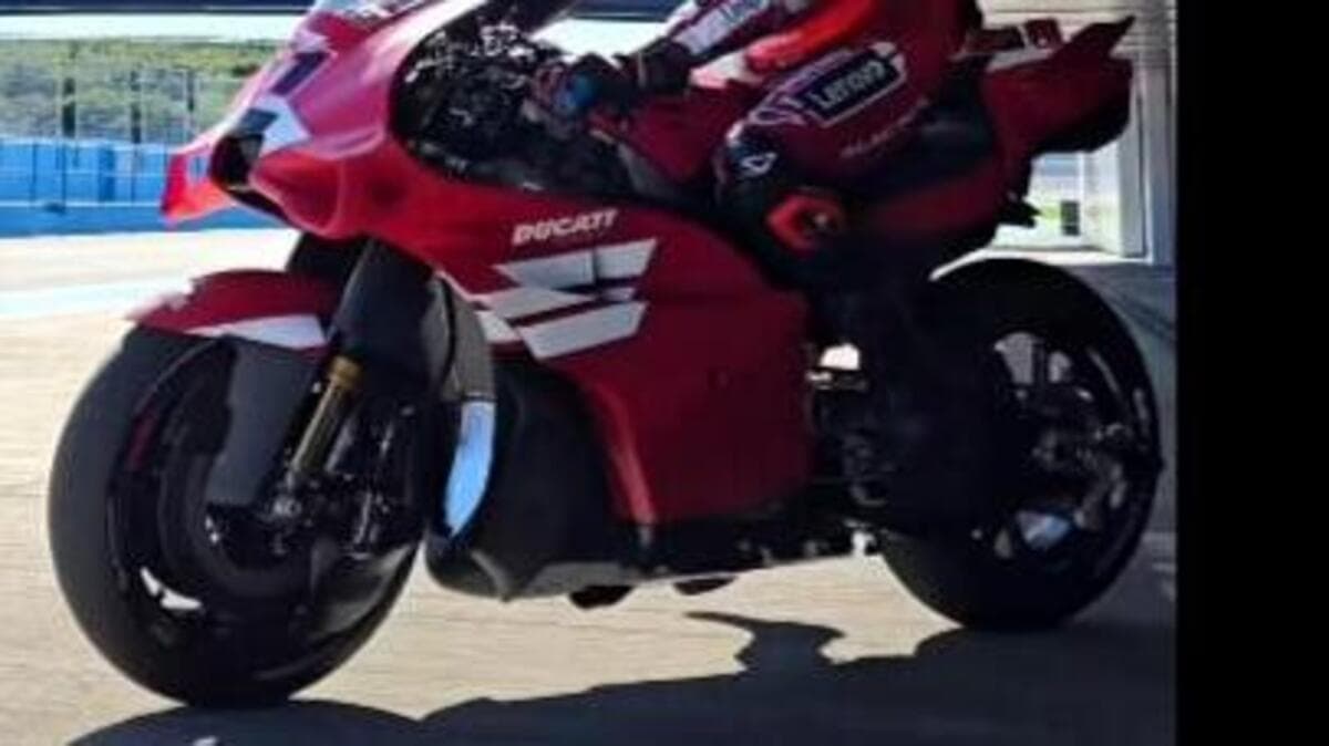 MotoGP 2026. Più snella, senza abbassatore: Michele Pirro ha provato la MotoGP 850 cc Ducati a Misano